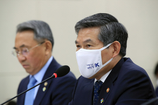 22일 오전 서울 여의도 국회에서 열린 국방위원회 전체회의에서 정경두 국방부 장관이 질의에 답하고 있다.  연합뉴스